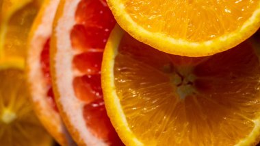 Turuncu ve greyfurt halkaları arka plan olarak seçici bir odak ile yakın plan çekilir