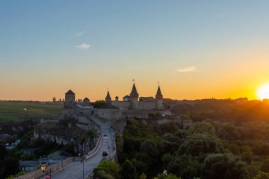Eski kale. Kamyanets-Podilsky Ukrayna 'daki kalenin günbatımı manzarası. Kartpostalda ya da kapakta Castle fotoğrafı