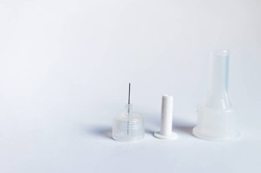 İnsülin kalem iğneleri beyaz arka planda izole edilmiş, yakın plan. Diyabet konsepti. İnsülin iğnesi 3.5 mm.