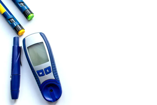 Glukometer För Mätning Blodsocker Med Spruta Handtag För Injektion Insulin — Stockfoto