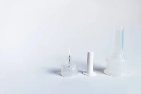 İnsülin kalem iğneleri beyaz arka planda izole edilmiş, yakın plan. Diyabet konsepti. İnsülin iğnesi 3.5 mm.