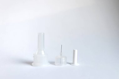 İnsülin kalem iğneleri beyaz arka planda izole edilmiş, yakın plan. Diyabet konsepti. İnsülin iğnesi 3.5 mm.