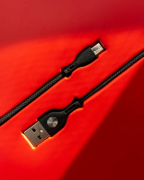 Svart Micro Usb Till Usb Kabel Kontakt Röd Bakgrund Med — Stockfoto