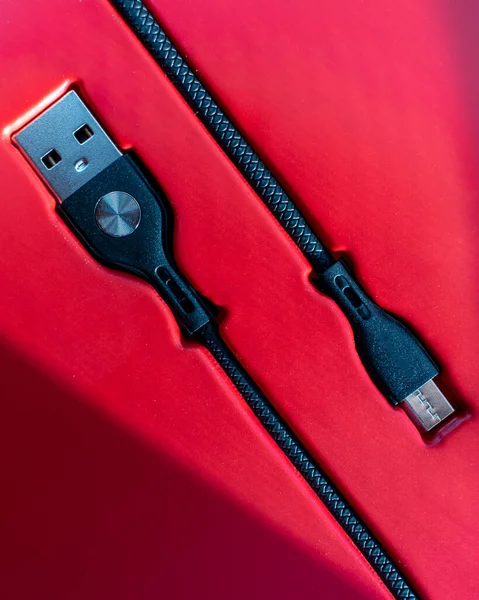 Svart Micro Usb Till Usb Kabel Kontakt Röd Bakgrund Med — Stockfoto