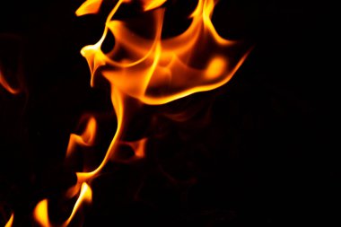 Soyut yazma arkaplanı. Karanlık bir arka planda, kıvılcımlar ve dumanla yanan alevler..