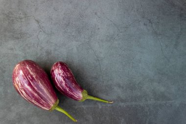 Sonbahar kompozisyonu. Organik ürünlerden sonbahar arkaplanı. Sonbahar hasadı düzleşmişti. Metin için yeri olan üst görünüm.