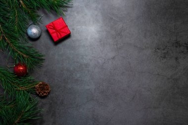 Noel karanlık arka planı. Yeni Yıl Oyuncakları Karanlık Arkaplanda, Fotokopi Uzayı ile Düz Yerde.