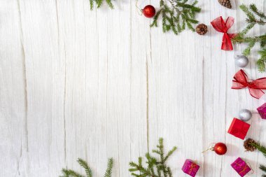 Noel arkaplanı. Yeni yıl, Flatlay. Yeşil Noel ağacı, süsleri ve oyuncakları hafif ahşap arka planda. Metin için en üstteki görünüm. Mutlu Noeller..