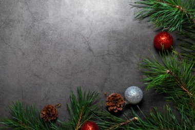 Noel karanlık arka planı. Yeni Yıl Oyuncakları Karanlık Arkaplanda, Fotokopi Uzayı ile Düz Yerde.