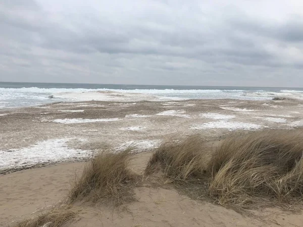 Día Invierno Playa Largo Orilla Del Lago Michigan Hielo Nieve — Foto de Stock