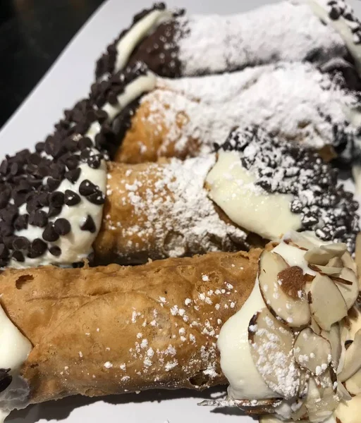 Boston'un Küçük İtalya Hanover Caddesi'nde bir İtalyan fırın ev yapımı cannolis bir tabak