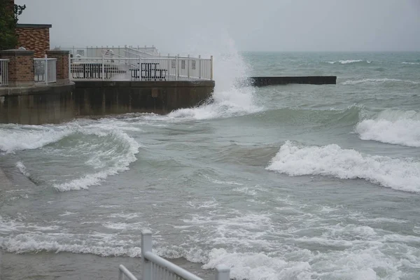 Summer Storm Kannor Upp Vågor Den Typiskt Lugna Illinois Stranden — Stockfoto