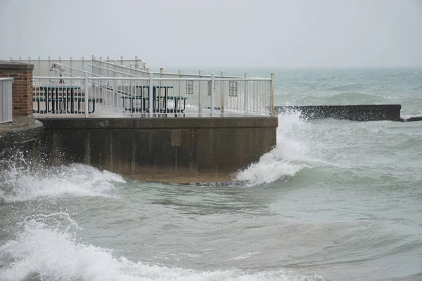 Tempestade Verão Agita Ondas Costa Tipicamente Calma Illinois Lago Michigan — Fotografia de Stock