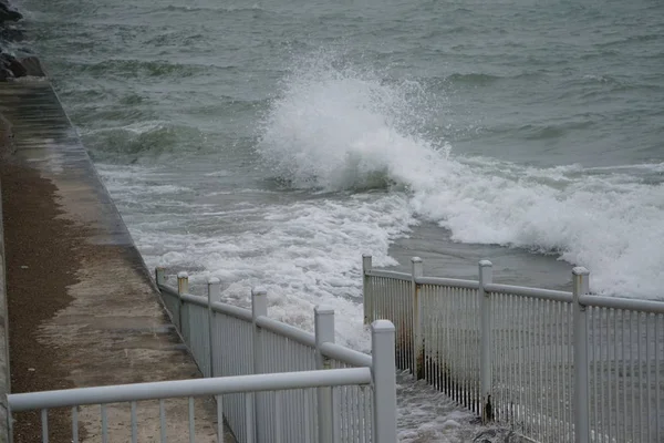 Summer Storm Kannor Upp Vågor Den Typiskt Lugna Illinois Stranden — Stockfoto