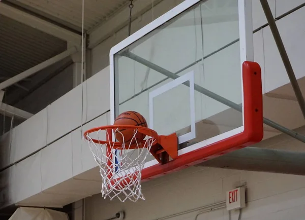 Basket Går Igenom Nätet Träning Ett Inomhusgym — Stockfoto