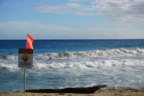 Kauai 'deki Poipu Sahili' nde tehlikeli kıyı tabelası uyarısı. Kıyı tatili sörfçüler için ideal Pasifik Okyanusu dalgaları yaratır..