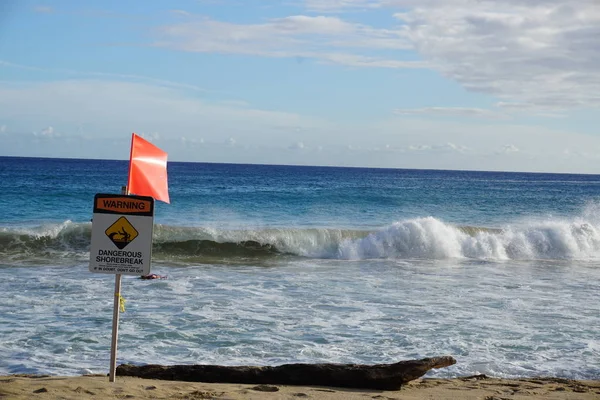 Kauai 'deki Poipu Sahili' nde tehlikeli kıyı tabelası uyarısı. Kıyı tatili sörfçüler için ideal Pasifik Okyanusu dalgaları yaratır..