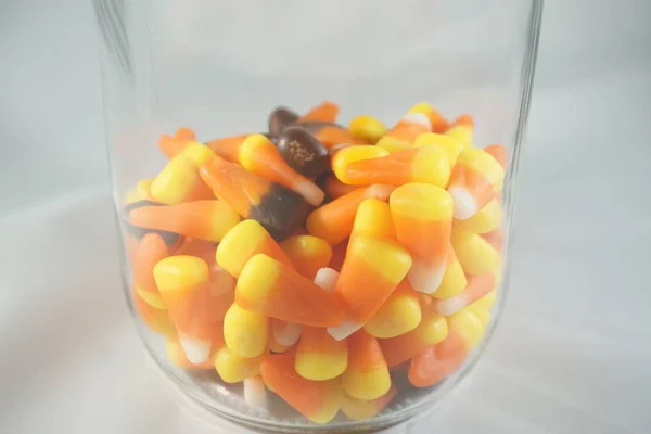 Een Kom Van Candy Corn Markeert Het Begin Van Herfst — Stockfoto