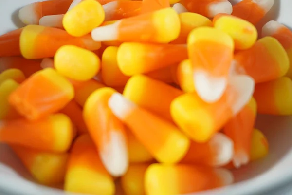 一碗玉米糖标志着秋天和万圣节的开始 — 图库照片