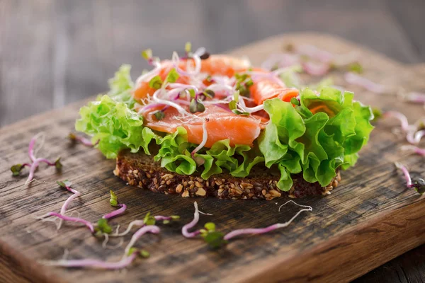Somon Füme Brüksel Lahanası Rustik Mutfak Tahtası Ile Sağlıklı Sandviç — Stok fotoğraf