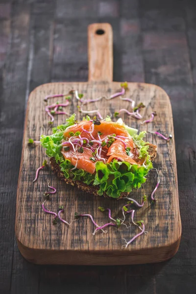 Somon Füme Brüksel Lahanası Rustik Mutfak Tahtası Ile Sağlıklı Sandviç — Stok fotoğraf