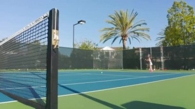Tenis maçının yavaş çekim ticari görüntüleri. Sporcu tenis sporu yapar.