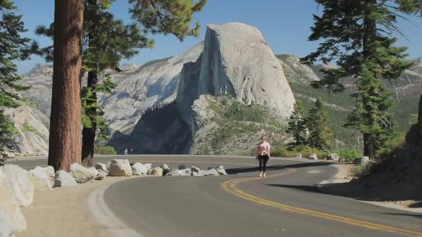 캘리포니아의 아름다운 요세미티 자연 공원에서 여성 하이킹의 느린 움직임 — 비디오