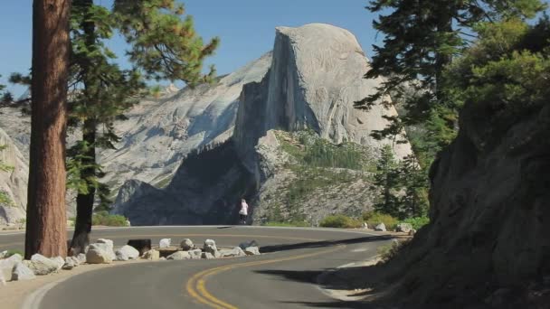 Vacker slow motion av glada kvinna hoppar framför Half Dome berg — Stockvideo