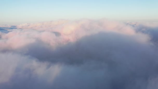 4K vanuit de cockpit van het vliegtuig. Reizen met het vliegtuig. Bewolkte lucht — Stockvideo