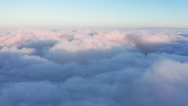 4K antenne drone vliegen over prachtige perziken wolken in magische ochtend licht — Stockvideo