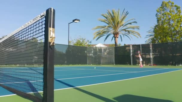 Filmagem comercial em câmara lenta de uma partida de ténis. Atleta pratica esporte de tênis — Vídeo de Stock