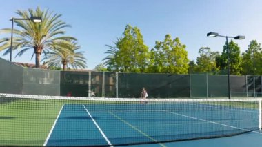 Tenis kortunun atlet ağıyla yavaş çekim düz görüş.