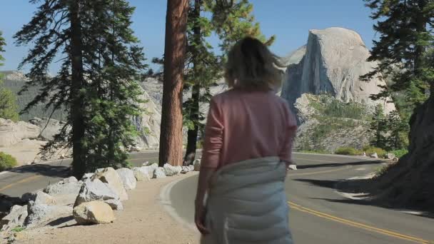 Beau ralenti de la femme randonnée dans le parc naturel Yosemite, Californie — Video