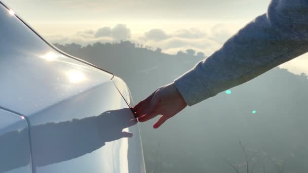 4K ralenti de femme brancher le câble d'alimentation à zéro émission voiture électrique — Video