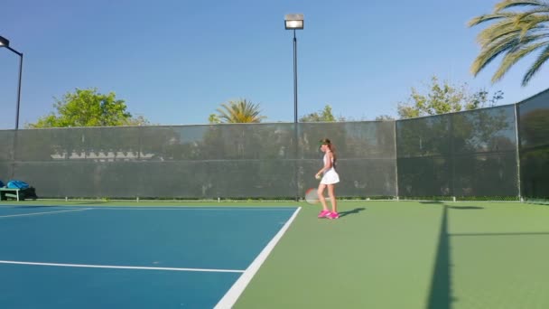 Παράπλευρη άποψη αργής κίνησης μιας αθλήτριας που σερβίρει μπάλα του τένις. Αθλητισμός τένις — Αρχείο Βίντεο