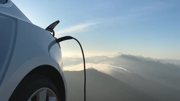 4K time lapse van elektrische auto opladen in de bergen bij zonsondergang, Californië, Verenigde Staten — Stockvideo