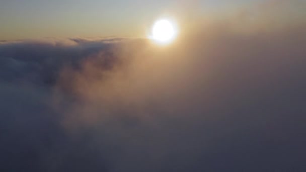Drone vliegt door een prachtig wolkenlandschap bij zonsopgang. 4K B Rollbeelden van luchten — Stockvideo