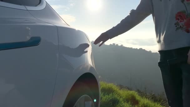 4K slow motion of woman plug in power cable to zero emission electric car, Stany Zjednoczone Ameryki — Wideo stockowe