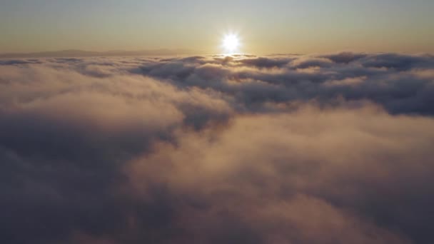 Drone che vola attraverso un bellissimo paesaggio nuvoloso all'alba. 4K B Rotolo di filmati di cieli — Video Stock