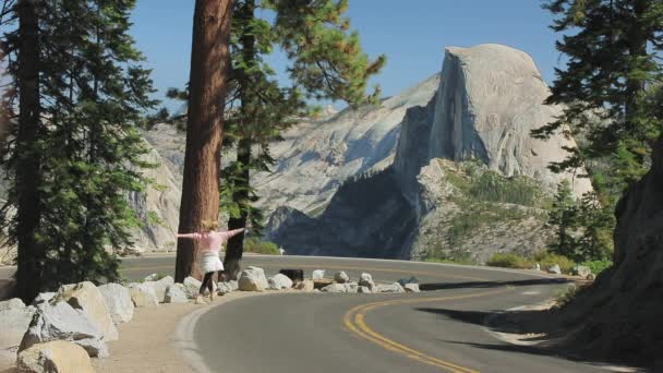 Belle ralenti de femme heureuse courir, sauter et profiter de la nature Yosemite — Video