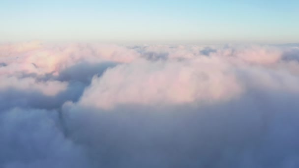 Antecedentes aéreos 4K para imágenes religiosas de B Roll. Nubes de cámara lenta en el cielo — Vídeos de Stock