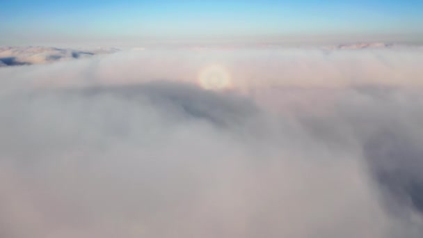 Vista aerea 4K delle nuvole dalla cabina di pilotaggio degli aerei. Viaggiare in aereo — Video Stock