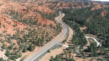 Bryce Kanyonu. 4K hava aracı, güzel kırmızı kaya oluşumları, Utah USA