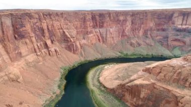 Kızıl gezegendeki derin kanyonun yüzeyini su, Mars ve uzay ile keşfediyorum.