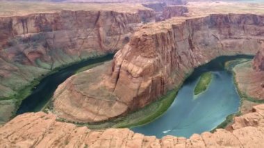 Kırmızı At nalı kıvrımının güzel panoramik 4K hava manzarası. Doğa: nehir eğrisi