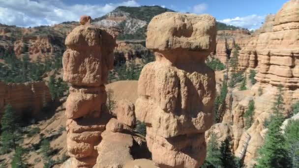 Cañón Bryce, Utah, EE.UU. Aérea 4K sobre hermosas formaciones rocosas rojas sobre la carretera — Vídeos de Stock