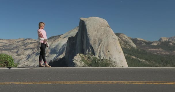 Yosemite Valley USA, cámara lenta de mujer atractiva sonriente en ropa casual — Vídeos de Stock