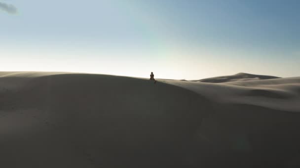 4K妇女在野外沙丘和沙漠风景中的鸟瞰图 — 图库视频影像