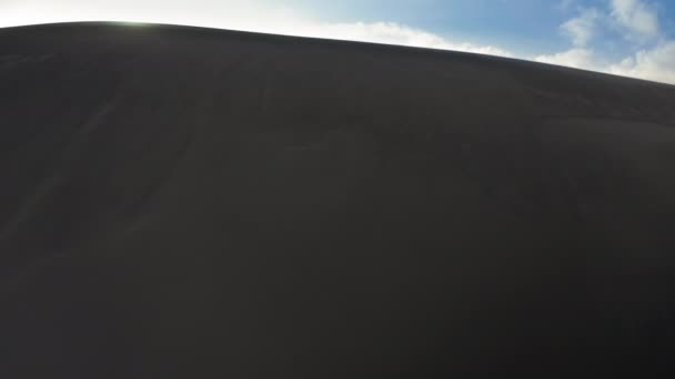 Luz solar detrás de las enormes dunas de arena. Vuelo con dron aéreo 4K, California, EE.UU. — Vídeo de stock