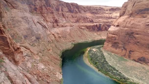 4K drone vliegen in de prachtige diep rode Grand Canyon met groene Colorado rivier — Stockvideo